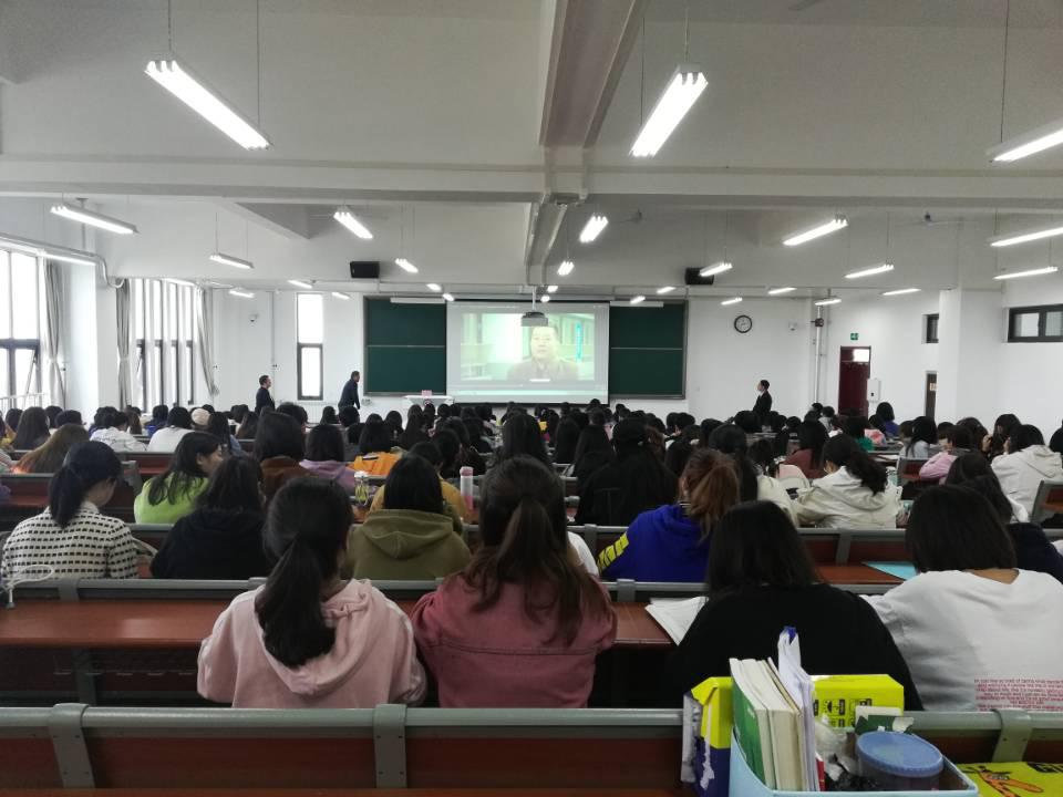 寇老师回顾教学历程 澳门新葡平台网址8883学生认真观摩