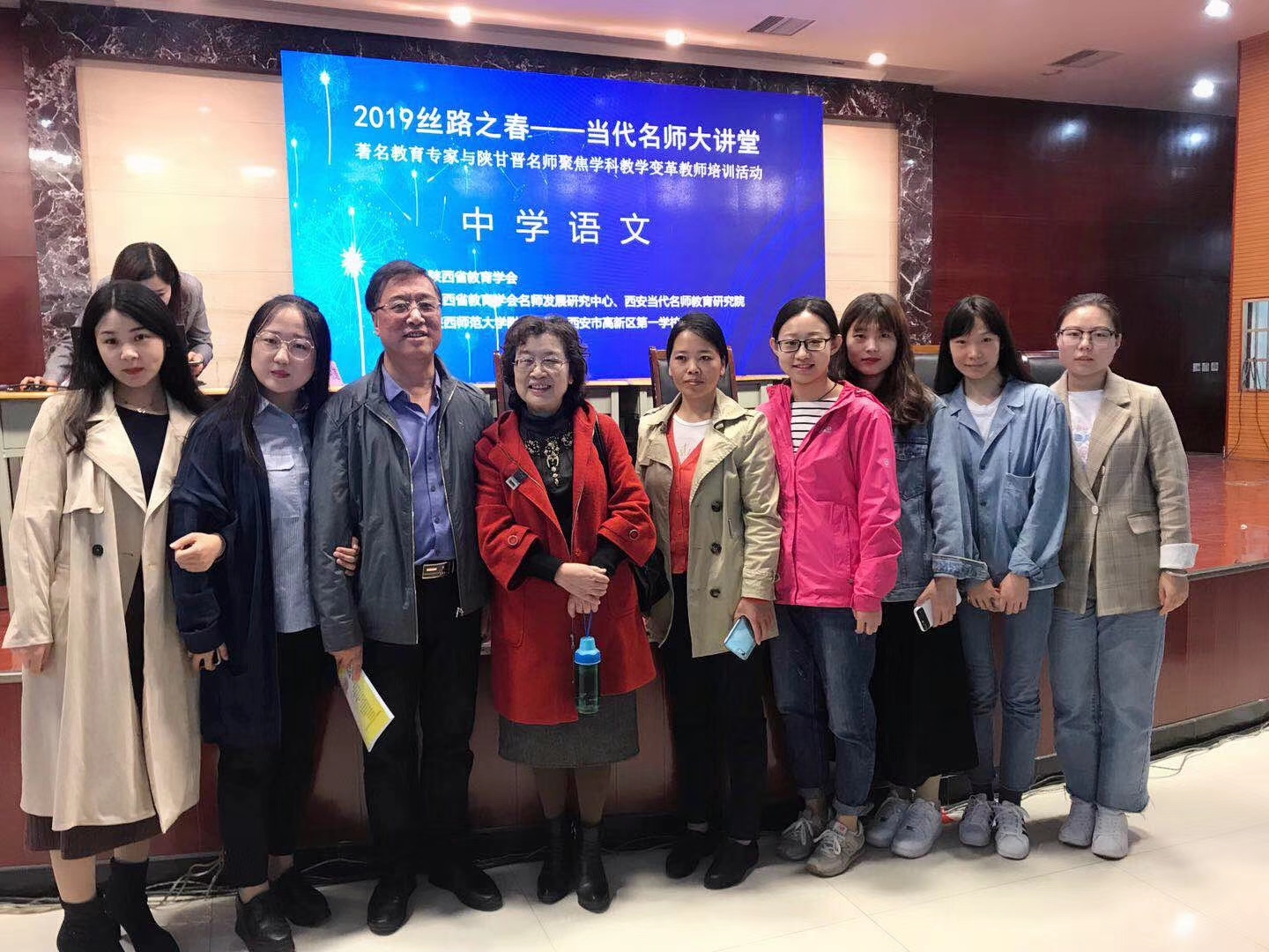 澳门新葡平台网址8883师生与名师合影