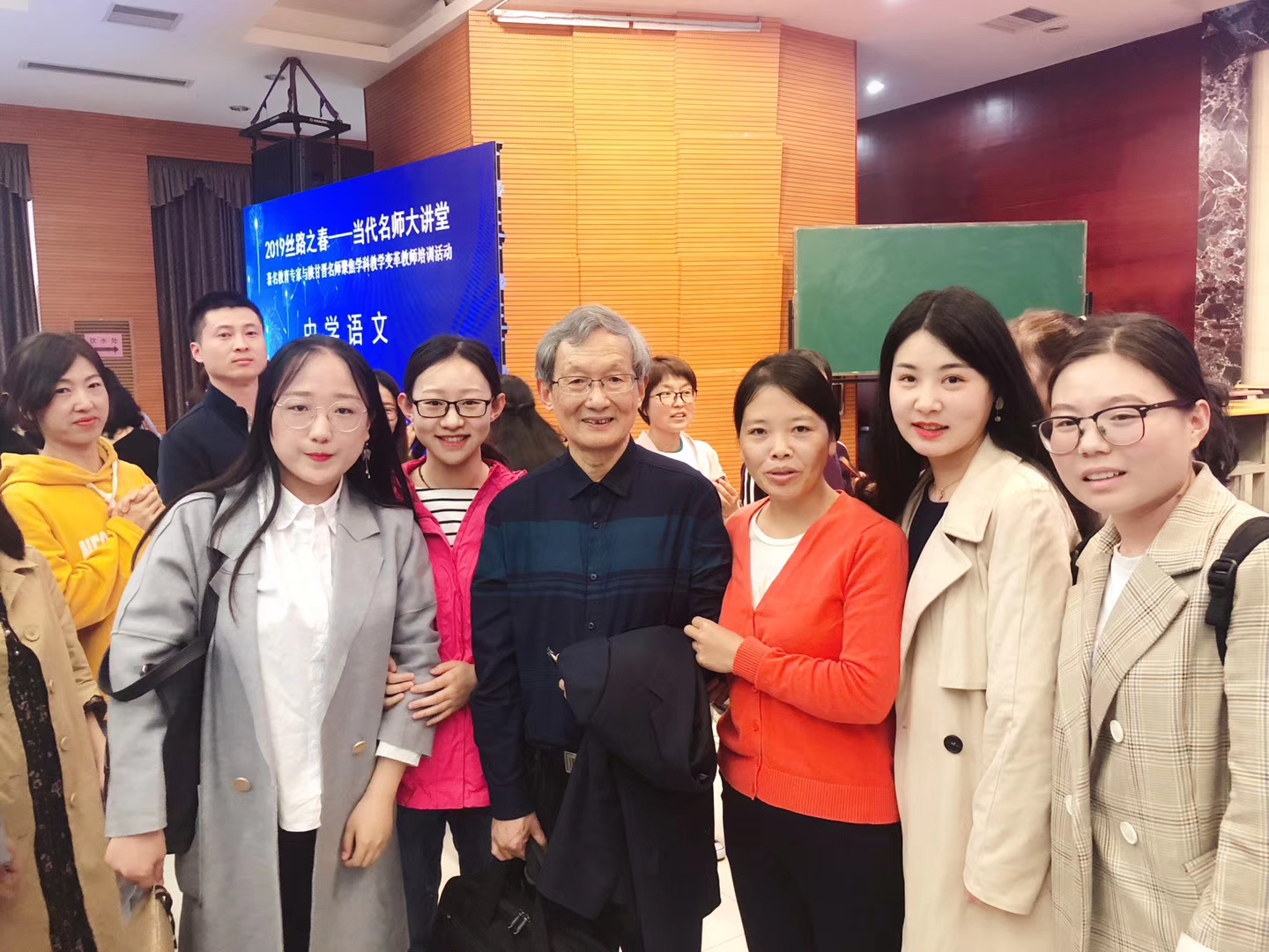 澳门新葡平台网址8883师生与名师合影