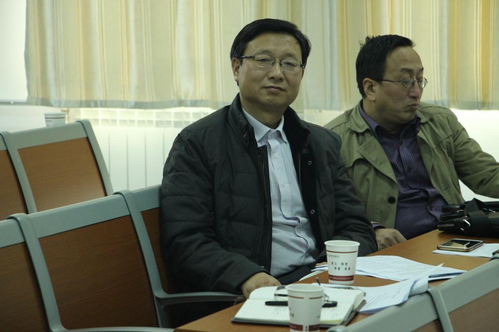 《澳门新葡平台网址8883学报》主编刘林魁、资深编辑张福安老师仔细聆听