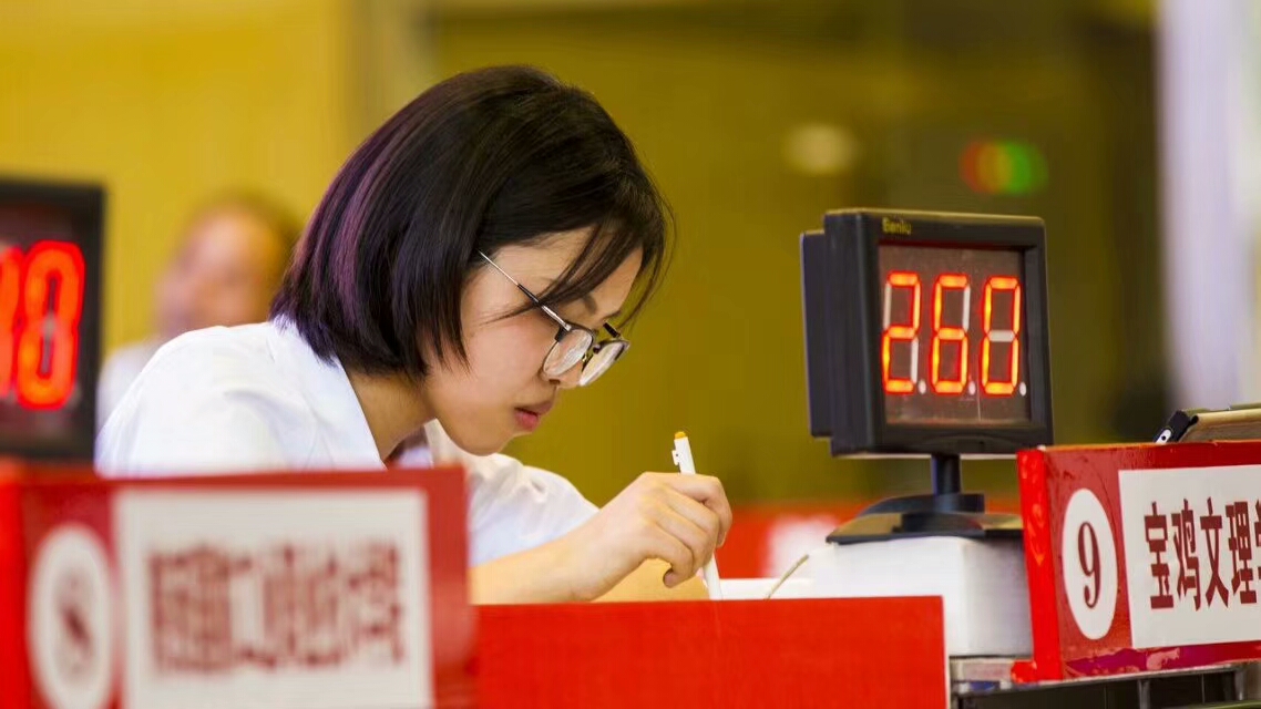 我校学生正在答题