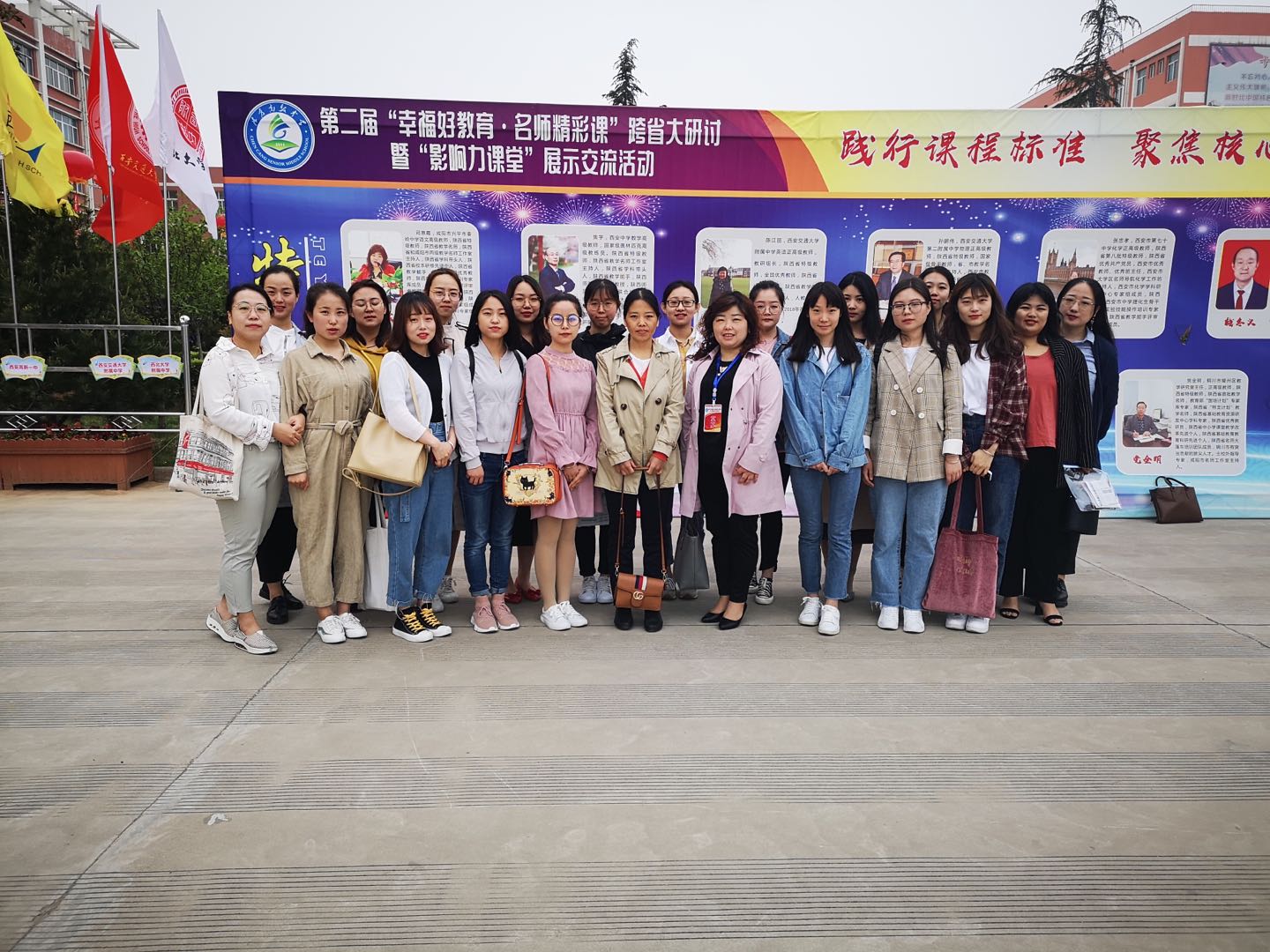 澳门新葡平台网址8883师生与兼职导师、省教学名师司惠霞老师合影留念